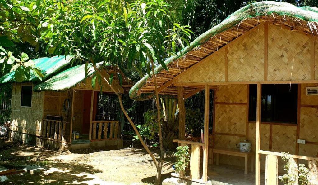Traditional Filipino Transient House And Huts Near 100 Islands Wharf Alaminos Exterior foto
